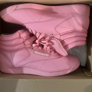 Light pink Reebok, size 7.5